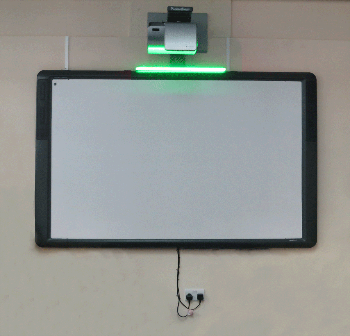 Animation showing the BabbleGuard placed above an interactive whiteboard changing between the three light colours